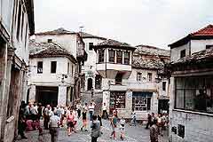 Gjirokaster
- město bílých střech Gjirokaster - město bílých střech