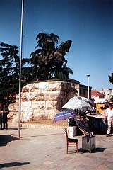 Tiranë - národní hrdina Skanderbeg Tiranë - národní hrdina Skanderbeg