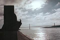 památník objevitelů a Ponte 25 de Abril památník objevitelů a Ponte 25 de Abril